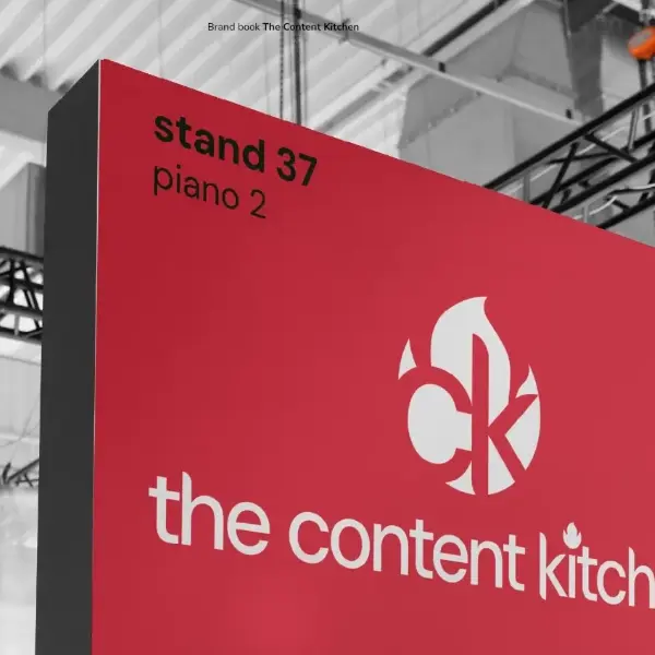 Logo The Content Kitchen su pannello evento