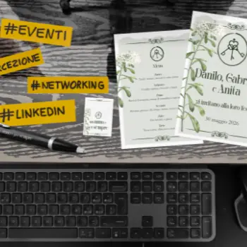 L'immagine mostra la scrivania di un pc con tastiera e mouse e, sul piano, degli oggetti specifici: i menu e gli inviti di un matrimonio, una penna stampata e delle parole chiave su cartoncini gialli